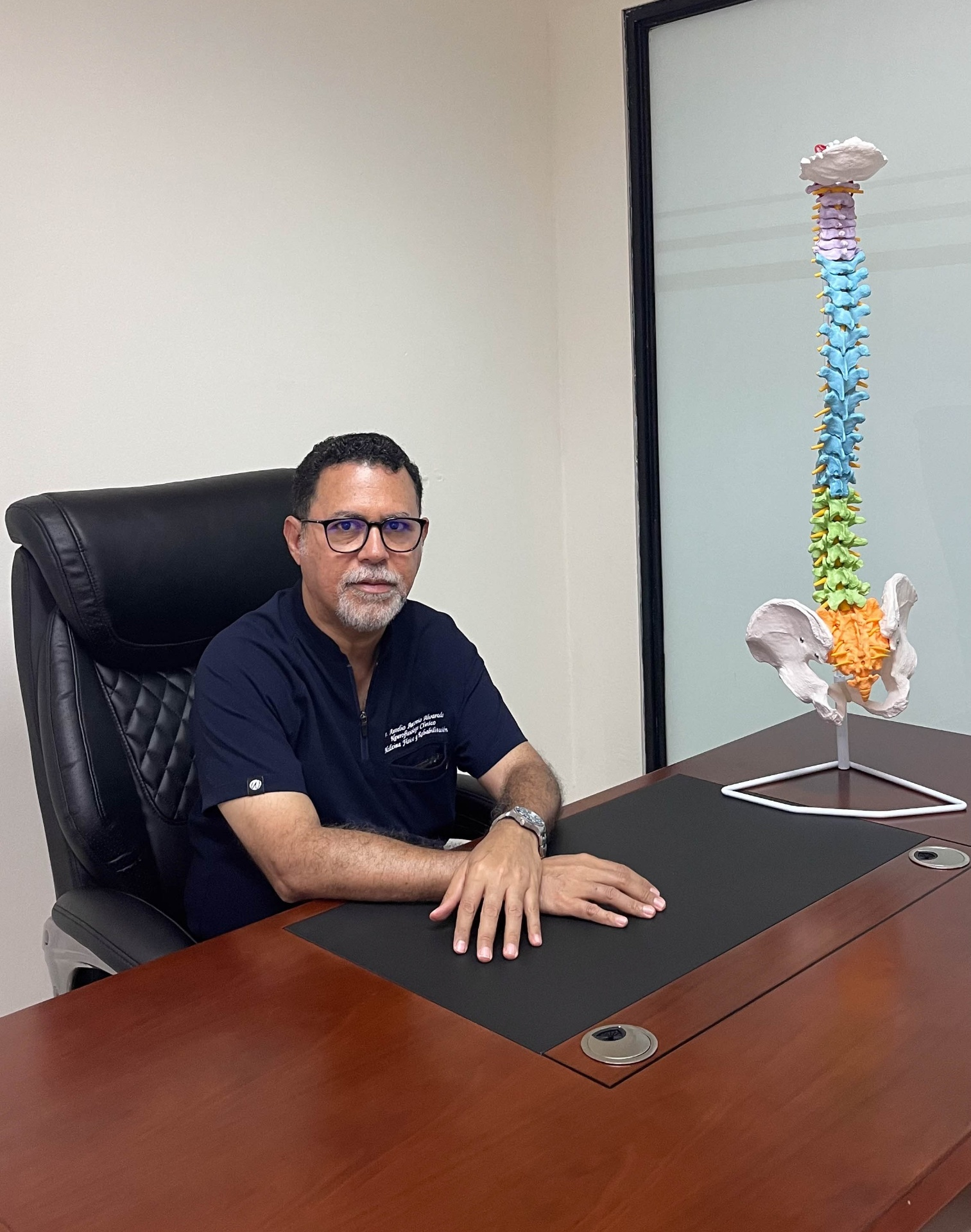 Dr. Aurelio Alvarado en consulta en Nervia