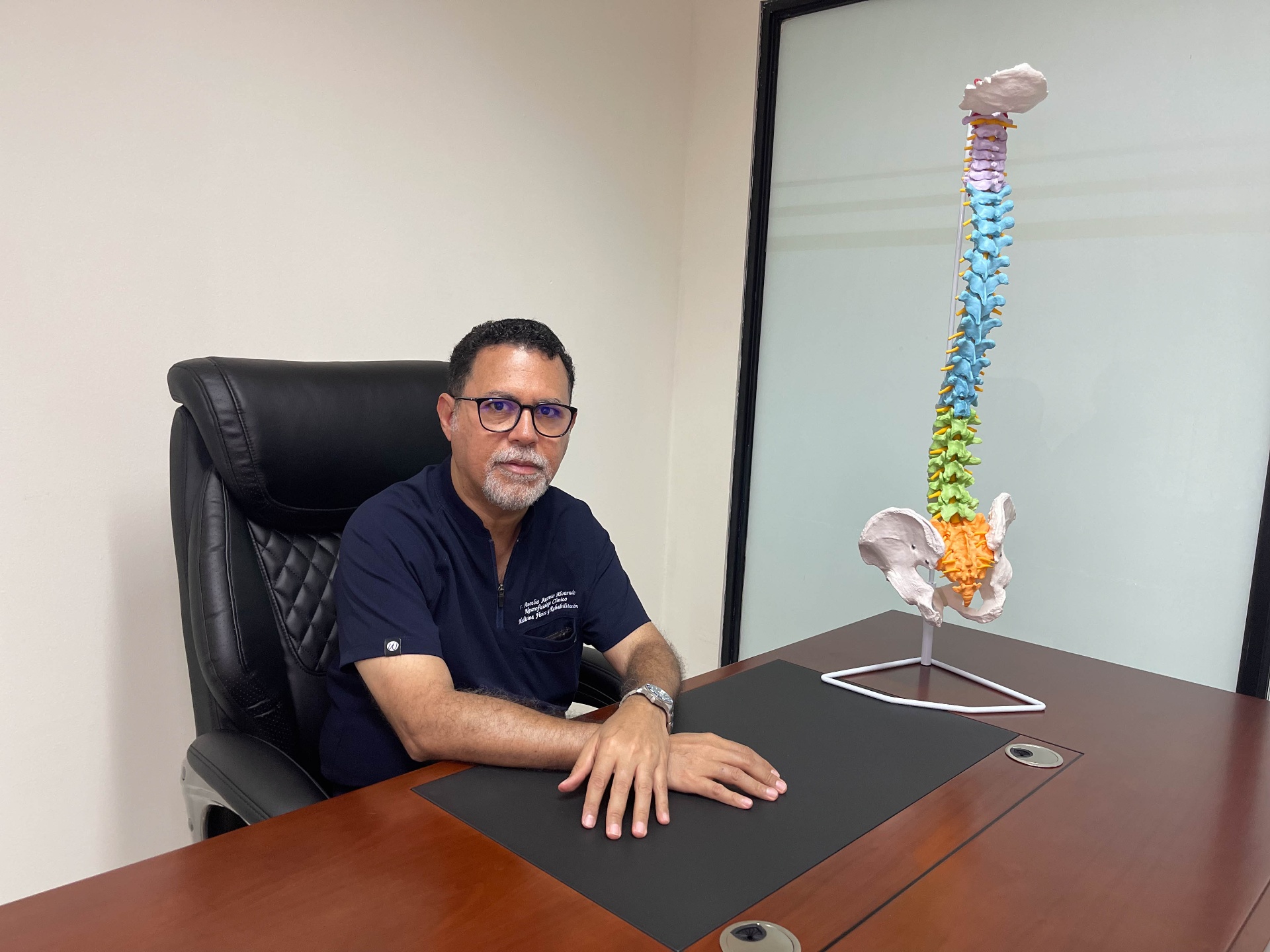 Consulta clínica del sueño con el Dr. Aurelio Alvarado revisando un cuestionario de sueño